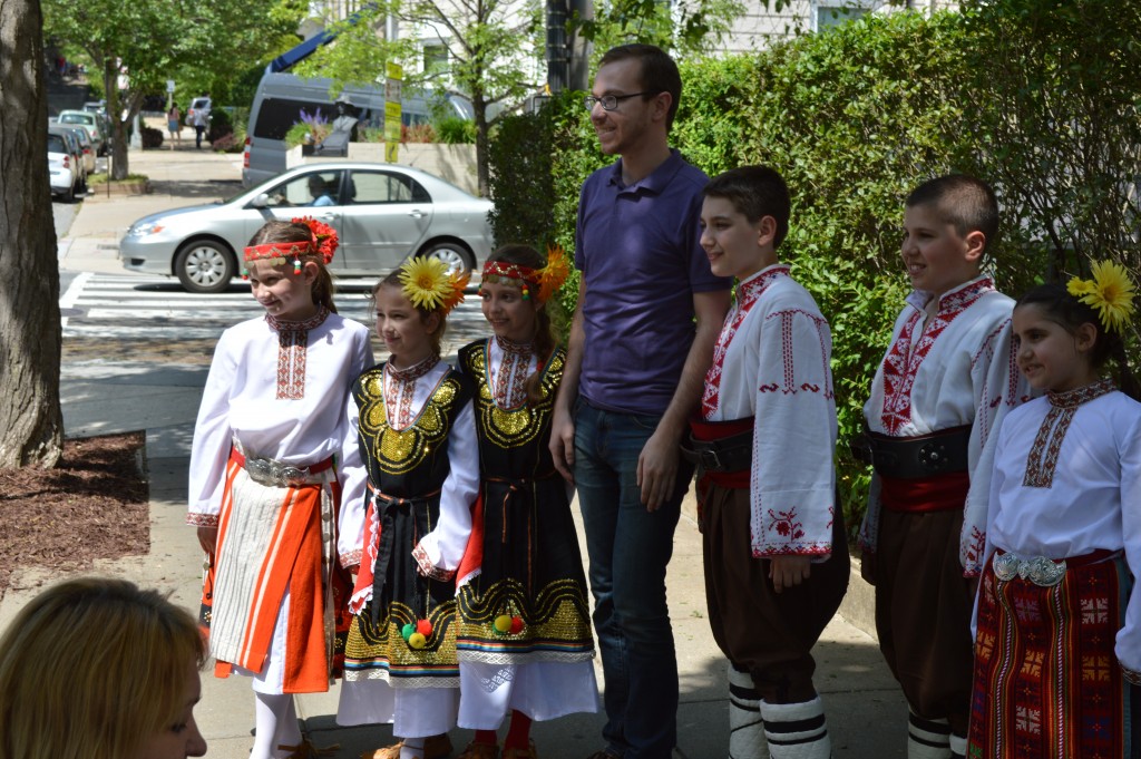 Някои от тях се снимаха за спомен с децата облечени в пъстри български носии.