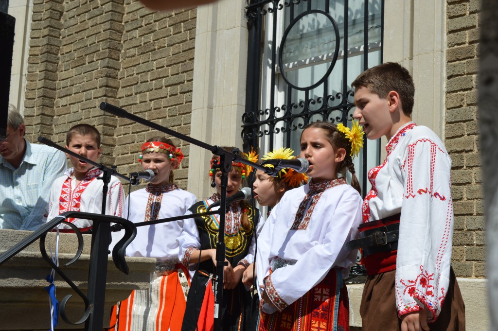 Песни и танци огласиха улиците пред Българското посолство